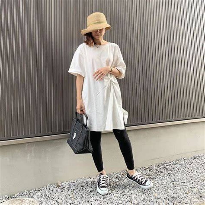 大きいTシャツをワンピース風に着たコーディネート
